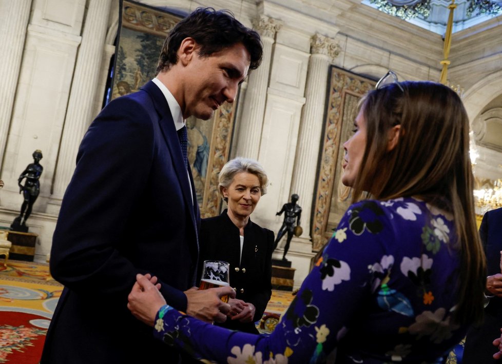 Kanadský premiér Justin Trudeau a šéfka Evropské komise Ursula von der Leyenová na galavečeru na summitu NATO (28. 6. 2022)