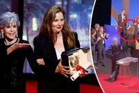 Trapas Jane Fondové v Cannes: Po režisérce hodila cenou!