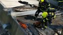Zásah na střeše hořící továrny Juta v Turnově.
