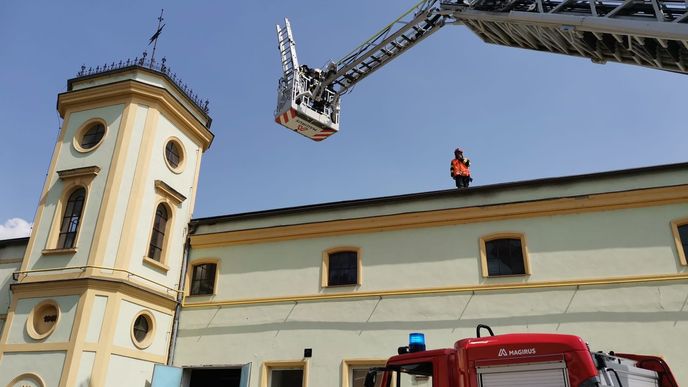 Zásah na střeše hořící továrny Juta v Turnově.