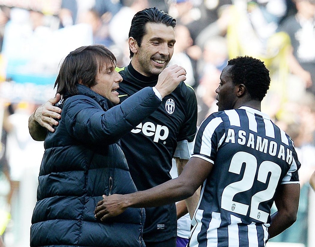 Slavící hvězdy Juventusu: trenér Conte, brankář Buffon a záložník Asamoah.