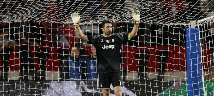 Brankář Juventusu Gianluigi Buffon udržel další čisté konto