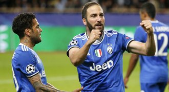 Mazáci zničili děti! Alves nahrával, Higuaín pálil a sen Juve je blíž