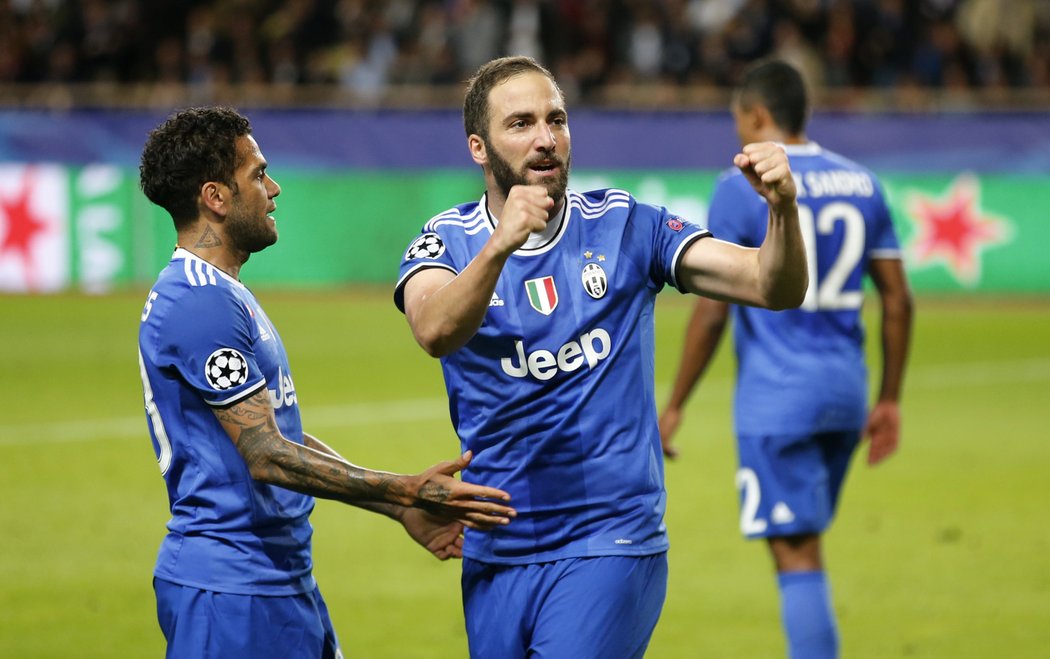 Gonzalo Higuaín a Dani Alves rozhodli o výhře Juventusu na půdě Monaka