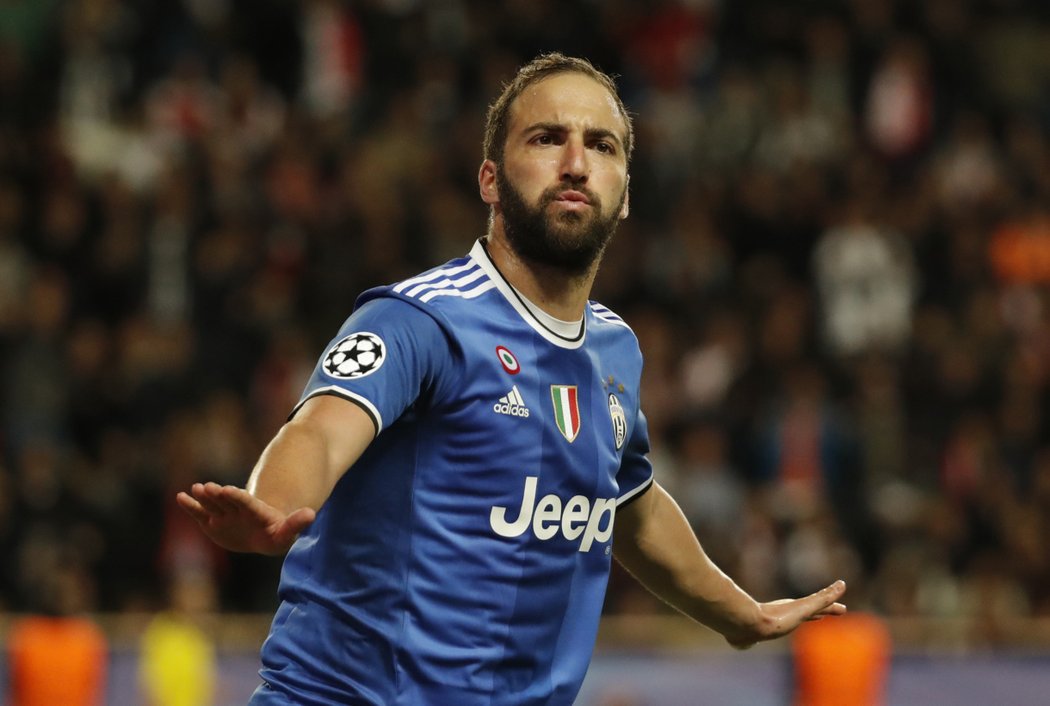 Útočník Juventusu Gonzalo Higuaín slaví gól proti Monaku