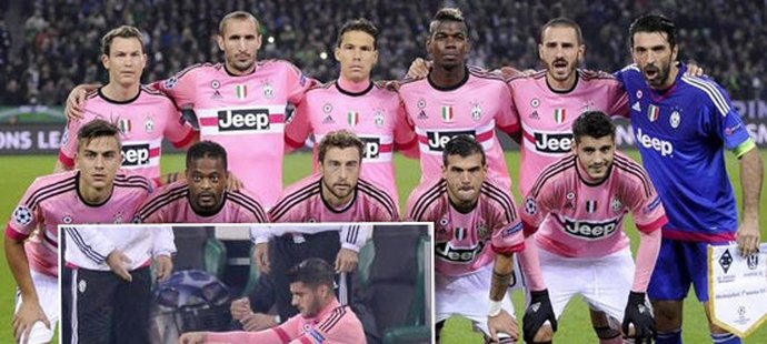 Útočník Juventusu Álvaro Morata si musel v Lize mistrů převléknout během utkání štulpny