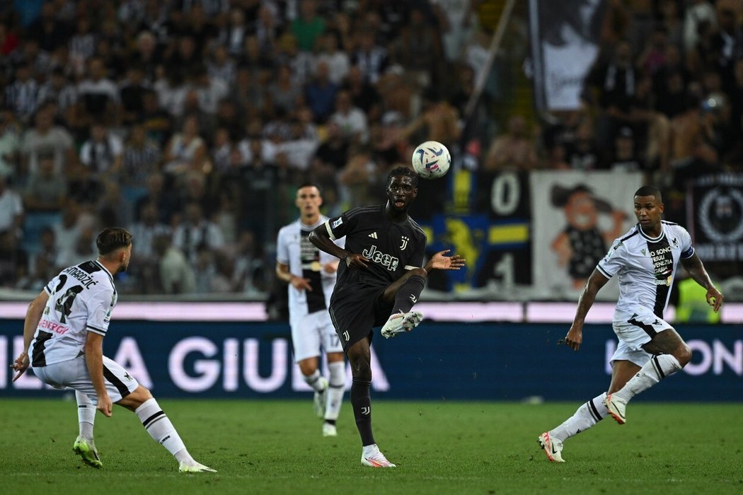 Fotbalisté Juventusu bourali v týmovém autobusu před úvodním duelem Série A proti Udinese. Nehoda si naštěstí nevyžádala žádné zranění!