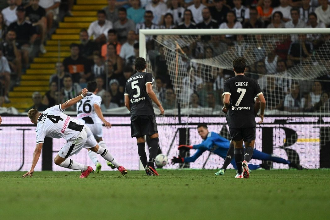 Fotbalisté Juventusu bourali v týmovém autobusu před úvodním duelem Série A proti Udinese. Nehoda si naštěstí nevyžádala žádné zranění!