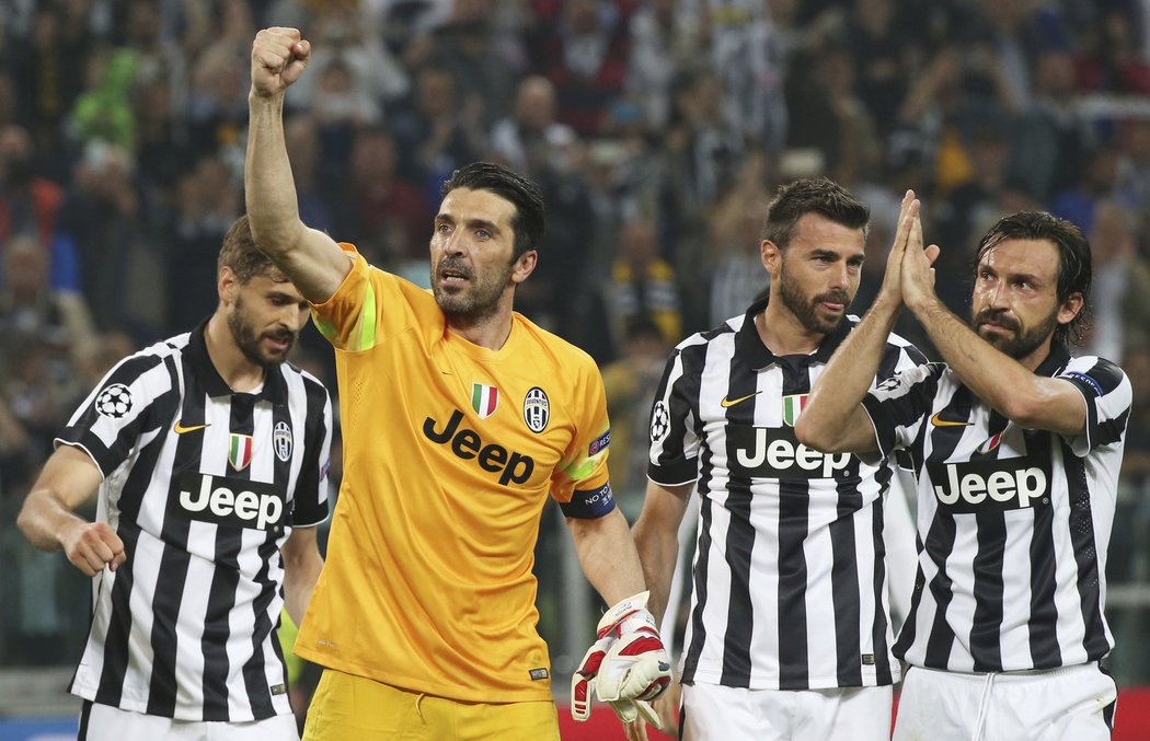 Fotbalisté Juventusu slaví výhru 2:1 nad Realem Madrid
