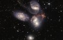 Stephanův kvintet je skupina pěti galaxií v souhvězdí Pegase. Čtyři z galaxií tvoří gravitačně vázanou skupinu a nachází se 290 milionů světelných let od nás. Pátá galaxie nazvaná NGC 7320 (vlevo) s nimi nemá nic společného a nachází se „jen“ 40 milionů světelných let od Země.