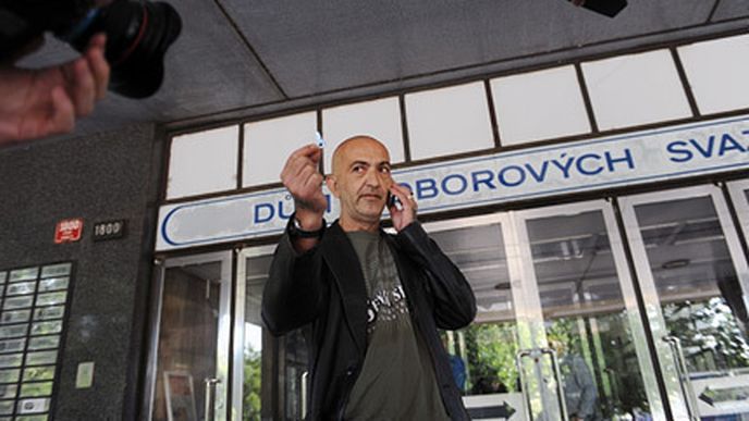 JXD blokuje odboráře JXD blokuje odboráře