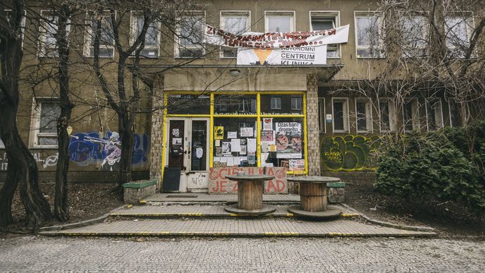 Squat Autonomní sociální centrum Klinika v Praze na Žižkově funguje od roku 2014.