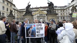 PETR HOLEC: Prezidentovi Miloši Zemanovi věří polovina lidí. Že je opilec?