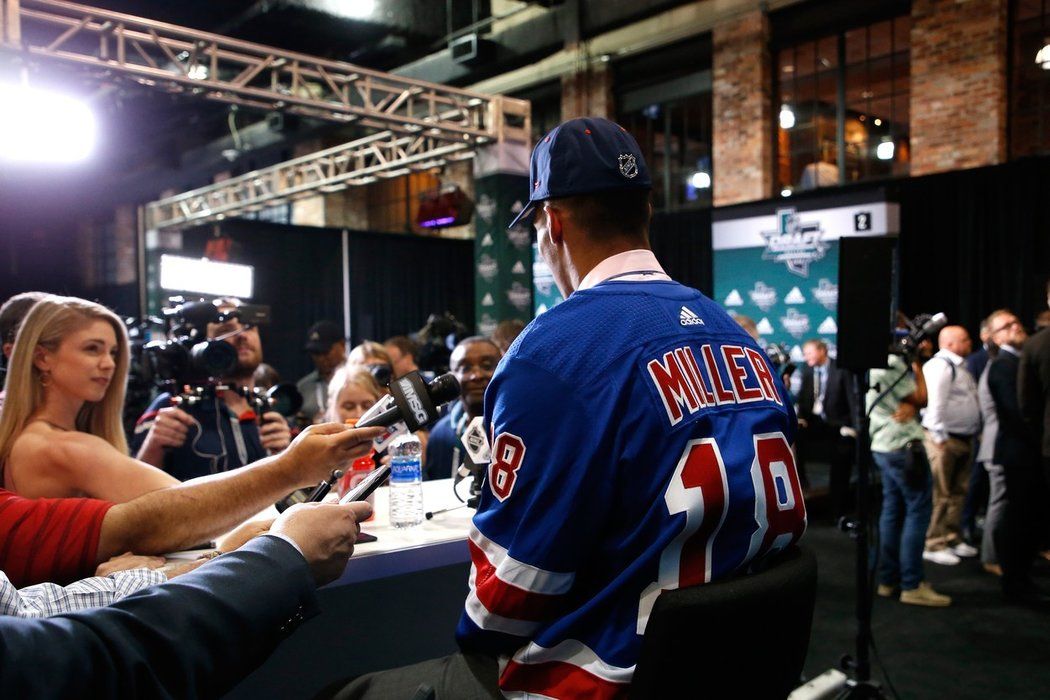 K&#39;Andre Miller souhlasil s přáním Rangers, aby před víkendem zachatoval s fanoušky. Videokonferenci bohužel narušil ostudný incident, kdy obránce černé pleti kdosi několikrát označil za negra.