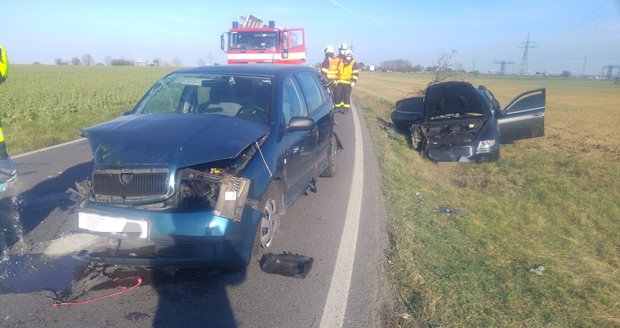 11. duben 2020: Zásahem záchranářů skončila dopravní nehoda, při které se na kraji Prahy - ve Slivenci - srazila dvě auta.