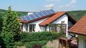 K nejrozšířenějším alternativním zdrojům elektrické energie u nás patří fotovoltaické panely, které lze umístit na střechu nebo přilehlý pozemek. Pro vysoký energetický efekt je ovšem potřeba jejich odborná instalace.