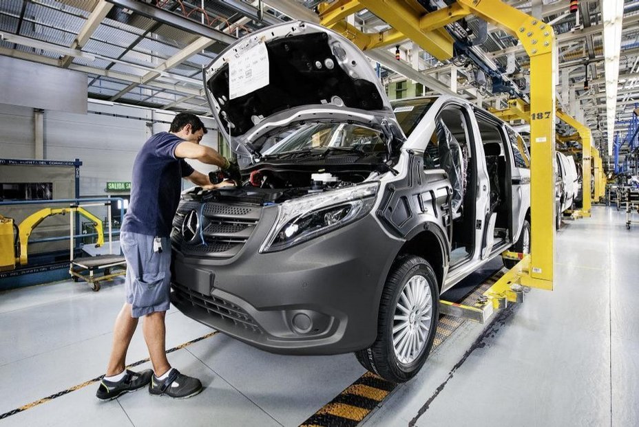 Díky novému logistickému uzlu u české metropole sníží Daimler náklady na skladování. (ilustrační foto)