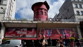 Mlýn kabaretu Moulin Rouge ztratil křídla (25. 4. 2024).