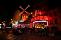 Kabaret Moulin Rouge ztratil svou ikonu: Zřítila se křídla mlýna