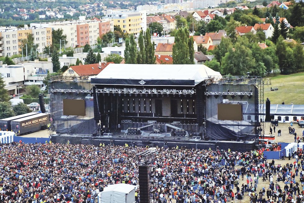 Obrovské jeviště, největší obrazovky, ohňové efekty s nejvyššími plameny. To vše doveze 70 kamionů na pražský Vypich.