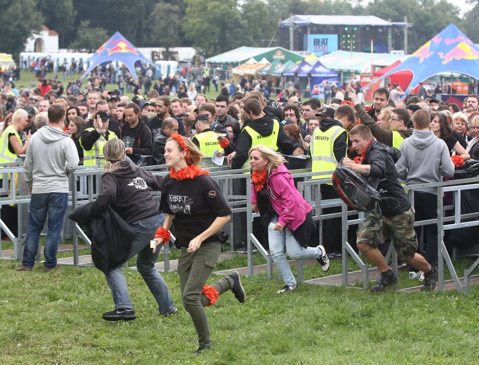 Příznivci rockové kapely závodí o nejlepší místo u pódia.