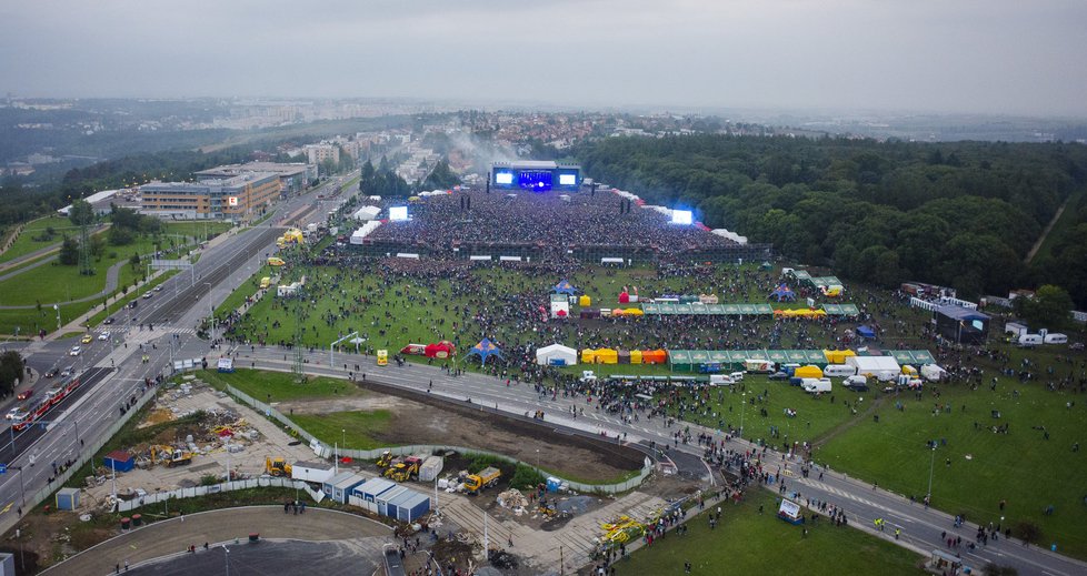 Koncert Kabátů přilákalo neuvěřitelnou masu lidí.