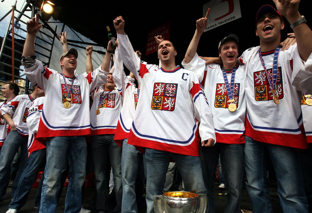 Čeští hokejisté jsou velcí milovníci hudby. Hlavně na Staroměstském náměstí se při oslavách mění ve zdatné zpěváky...