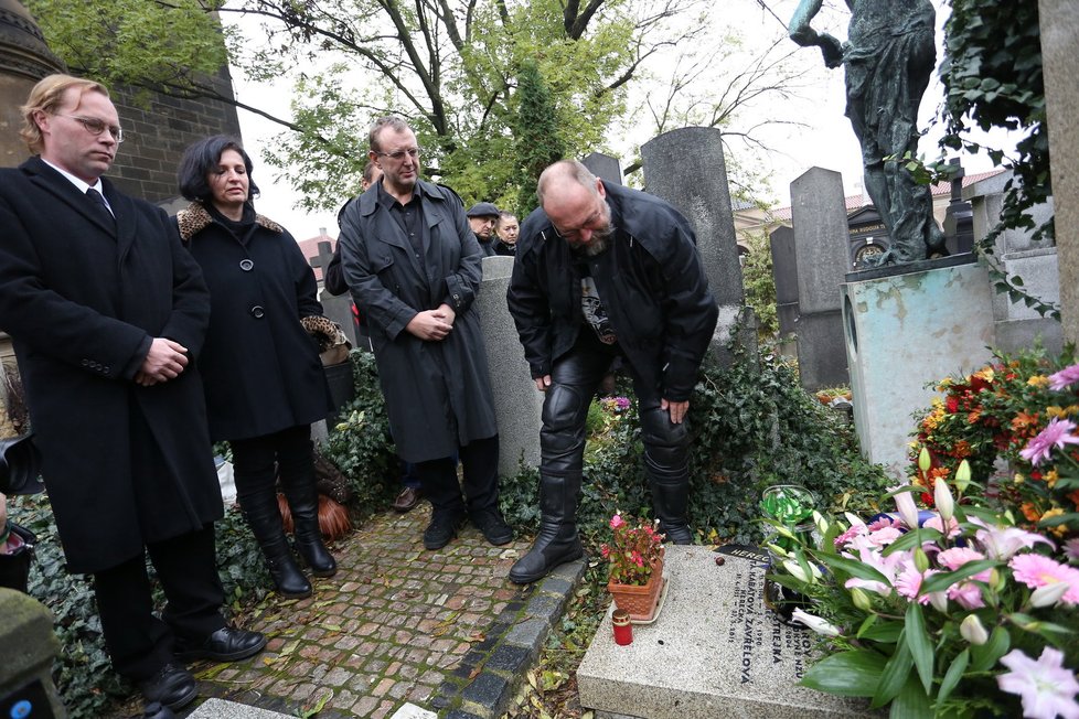 Do hrobu nadace Život umělce na pražském Vyšehradě byla 24. října před polednem uložena urna s popelem Zity Kabátové