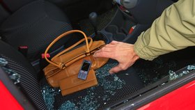 Lupič z auta v Kladně ukradl naditou kabelku! Bylo v ní čtvrt milionu.