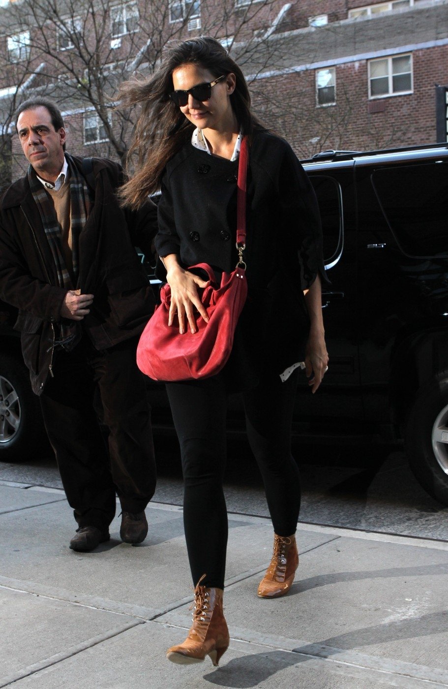 Katie Holmes s červenou kabeličkou