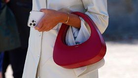 Co o vás vypovídá to, jak nosíte kabelku? A kolik váží průměrná kabelka české ženy? To vás překvapí!