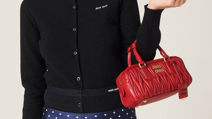 Arcadie od miu mui je typickou pevnou clutch kabelkou, která bude hitem letošní sezóny. Cena: 61 633 Kč Arcadie od miu mui je typickou pevnou clutch kabelkou, která bude hitem letošní sezóny. Cena: 61 633 Kč