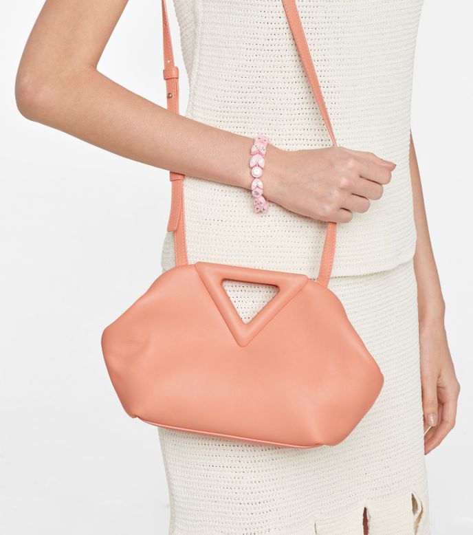 Bottega Veneta, 1750 eur, prodává MyTheresa.com