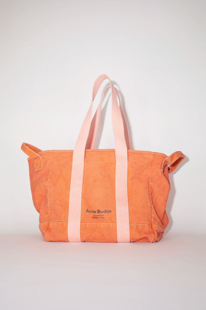 Acne Studios, 590 eur, www.acnestudios.com Acne Studios, 590 eur, www.acnestudios.com
