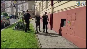 Jednoho z Poláků policie odvádí k novojičínskému okresnímu soudu na jednání o vazbě.