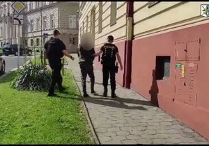Jednoho z Poláků policie odvádí k novojičínskému okresnímu soudu na jednání o vazbě.