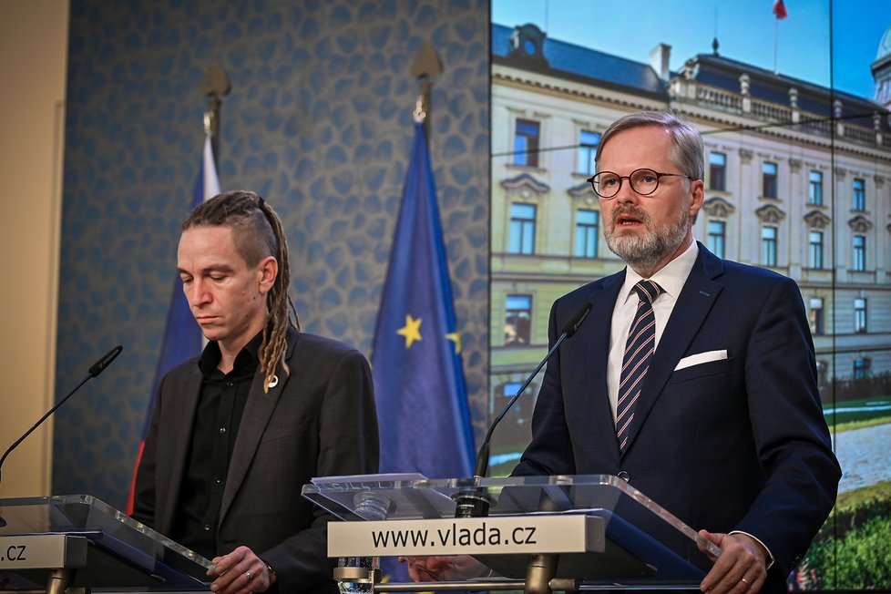 Jednání vlády: Ministr pro místní rozvoj Ivan Bartoš (Piráti) a premiér Petr Fiala (ODS)