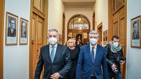 Uvádění do rezortů: Premiér Petr Fiala (ODS) uvádí do úřadu ministra průmyslu a obchodu Jozefa Síkelu (za STAN) po Karlu Havlíčkovi (17.12.2021)