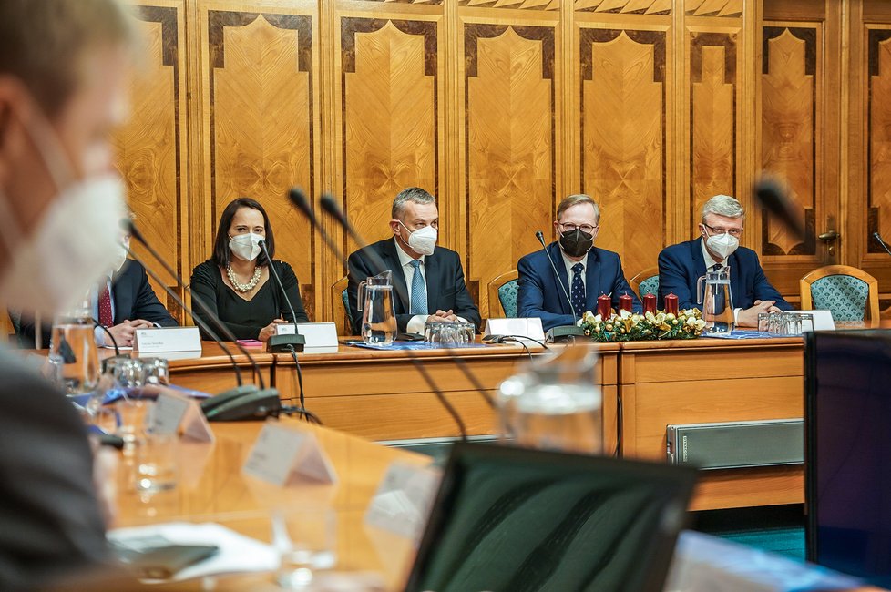 Uvádění do rezortů: Premiér Petr Fiala (ODS) uvádí do úřadu ministra průmyslu a obchodu Jozefa Síkelu (za STAN) po Karlu Havlíčkovi (17.12.2021)