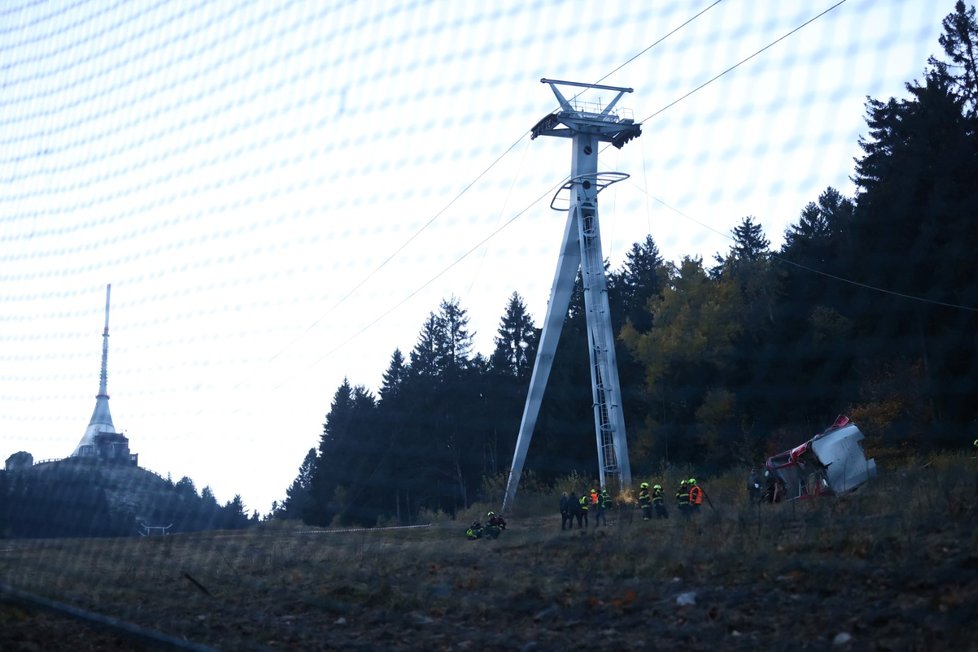 Při pádu kabinky lanovky pod Ještědem zemřel jeden člověk.