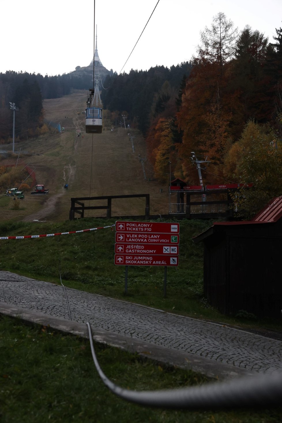 Při pádu kabinky lanovky pod Ještědem zemřel jeden člověk.