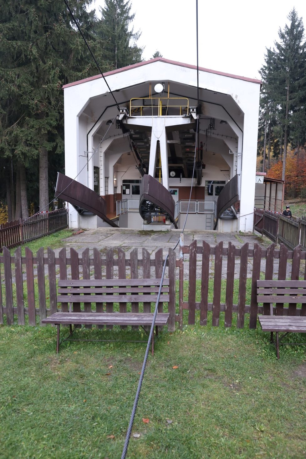 Při pádu kabinky lanovky pod Ještědem zemřel jeden člověk.