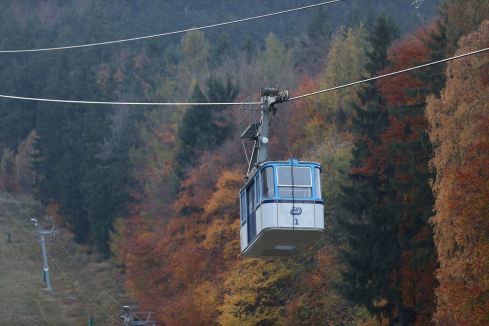 Při pádu kabinky lanovky pod Ještědem zemřel jeden člověk.