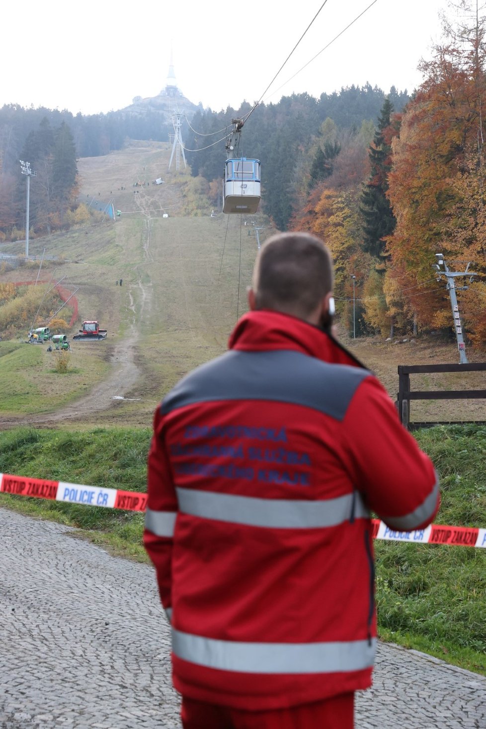 Při pádu kabinky lanovky pod Ještědem zemřel jeden člověk.