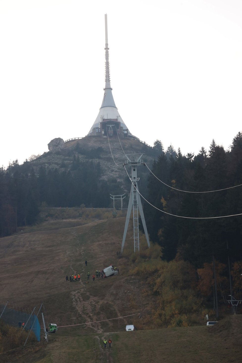 Při pádu kabinky lanovky pod Ještědem zemřel jeden člověk.