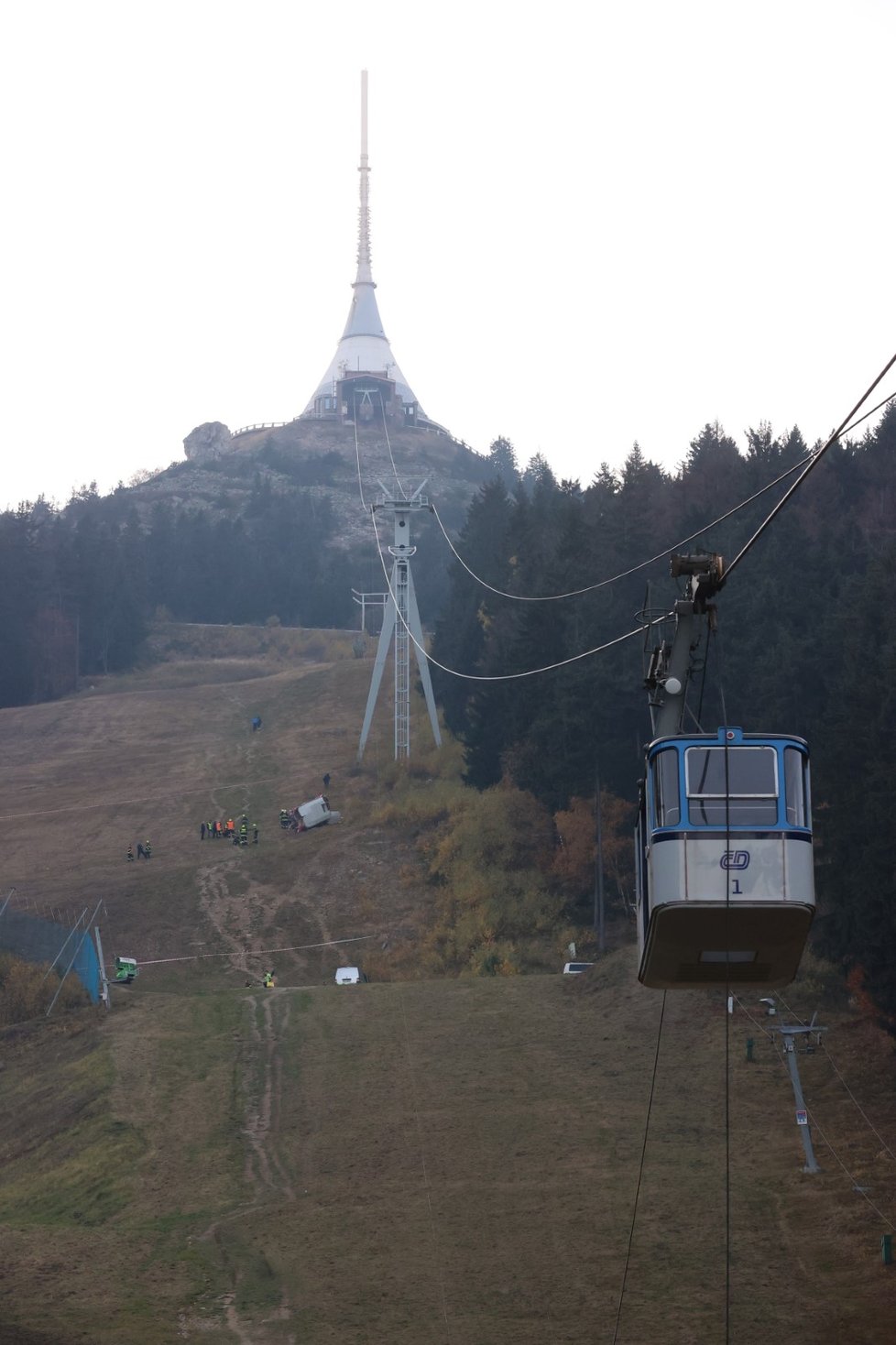 Při pádu kabinky lanovky pod Ještědem zemřel jeden člověk.