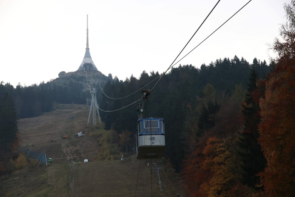 Při pádu kabinky lanovky pod Ještědem zemřel jeden člověk.