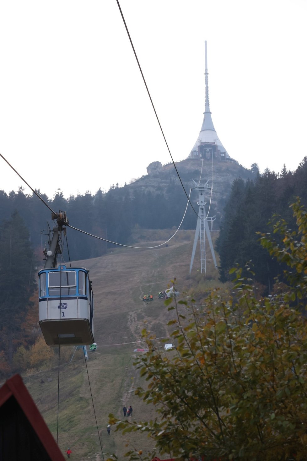 Při pádu kabinky lanovky pod Ještědem zemřel jeden člověk.