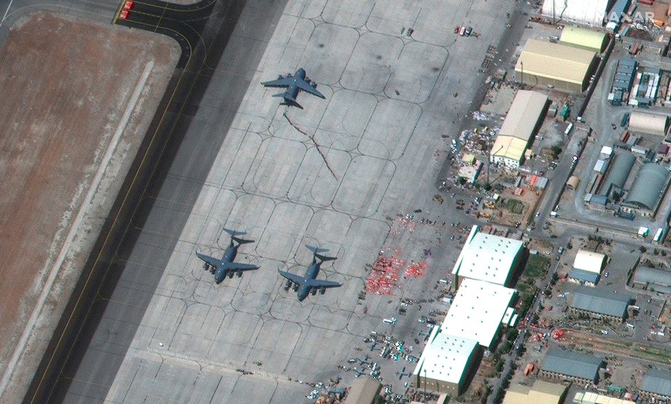 Satelitní snímky od kábulského letiště, dny před výbuchem, 27. srpna.
