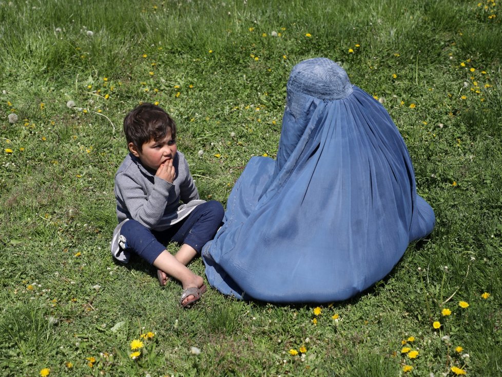 Afghánské ženy čekají na příděl pšenice zdarma od vlády v Kábulu. (21. 4. 2020)